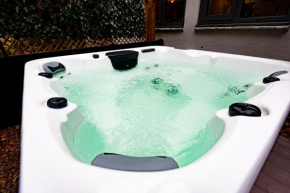 The Gathering @ Liver House - Hot Tub - Near Liverpool - Sleeps Up To 20